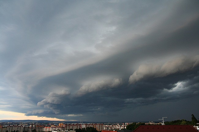 Shelf cloud