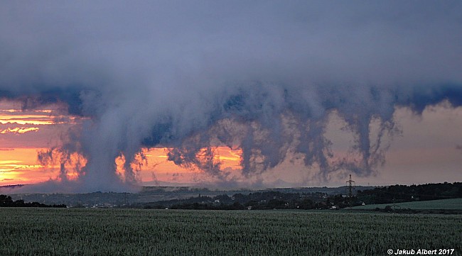 Shelf cloud