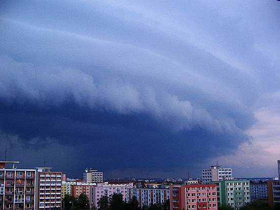 Shelf cloud