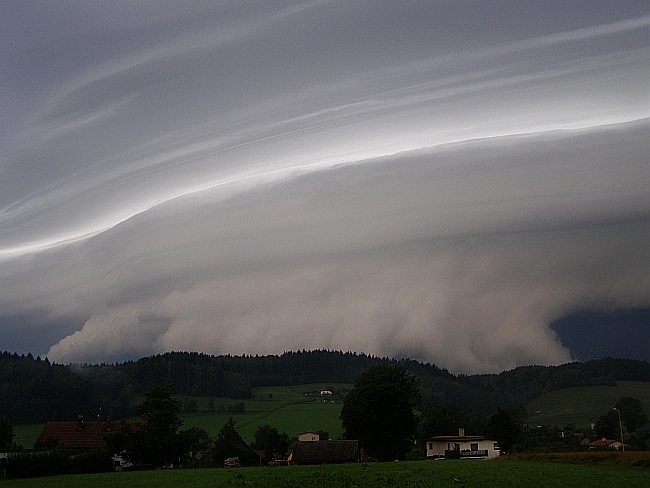 Shelf cloud