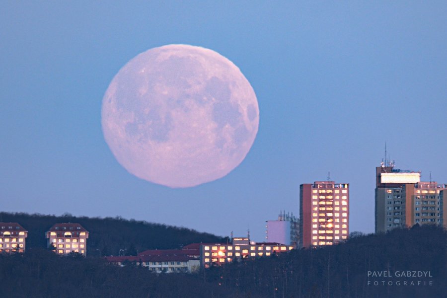Měsíc