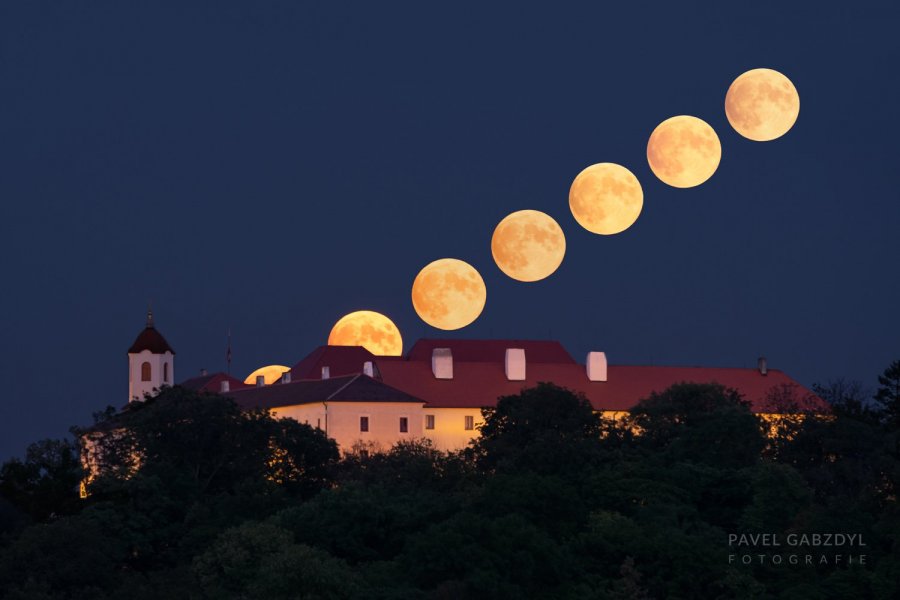 Měsíc