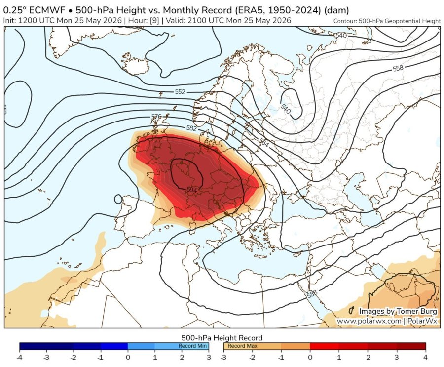 Výška hladiny 500 hPa v pondělí večer s červeně zvýrazněnými oblastmi, ve kterých jde o rekordně vysokou hodnotu pro květen (od roku 1950)