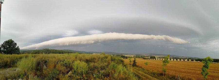 Roll a shelf cloud