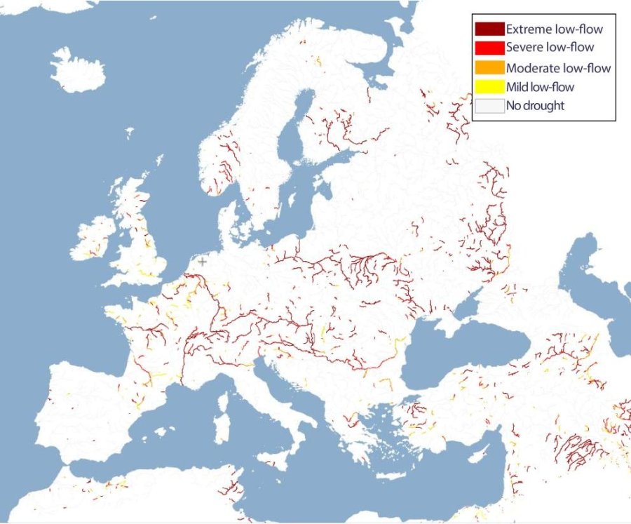 Barvené zvýraznění úseků evropských řek s mírně až extrémně nízkým průtokem (v polovině července) 