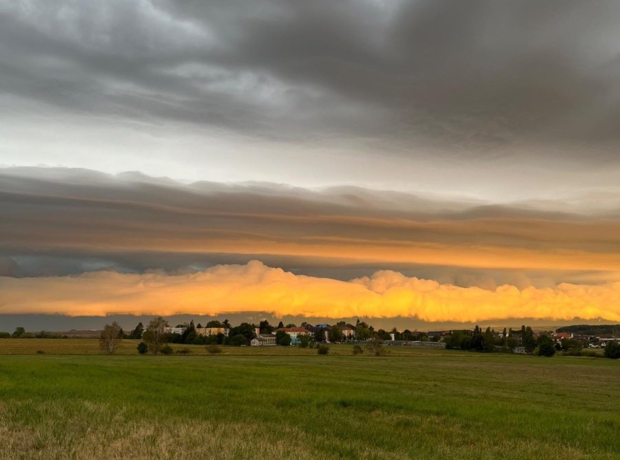 Shelf cloud