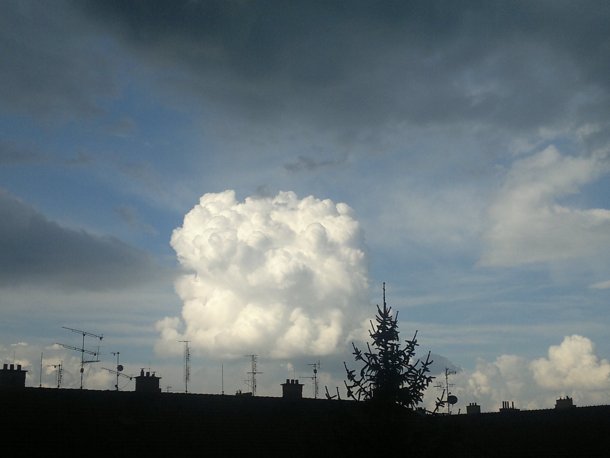 Oblak nad střechou 