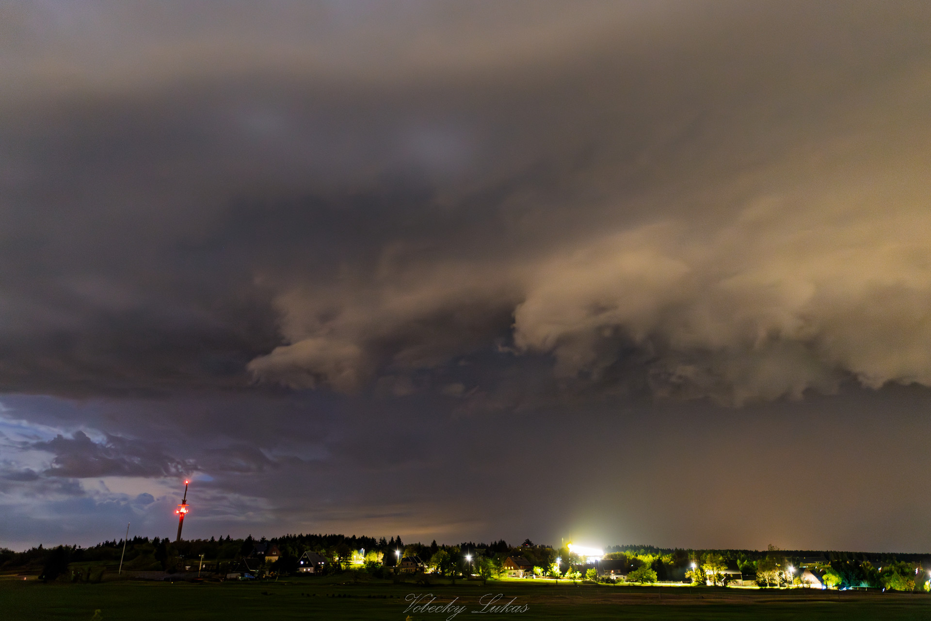 Noční shelf cloud