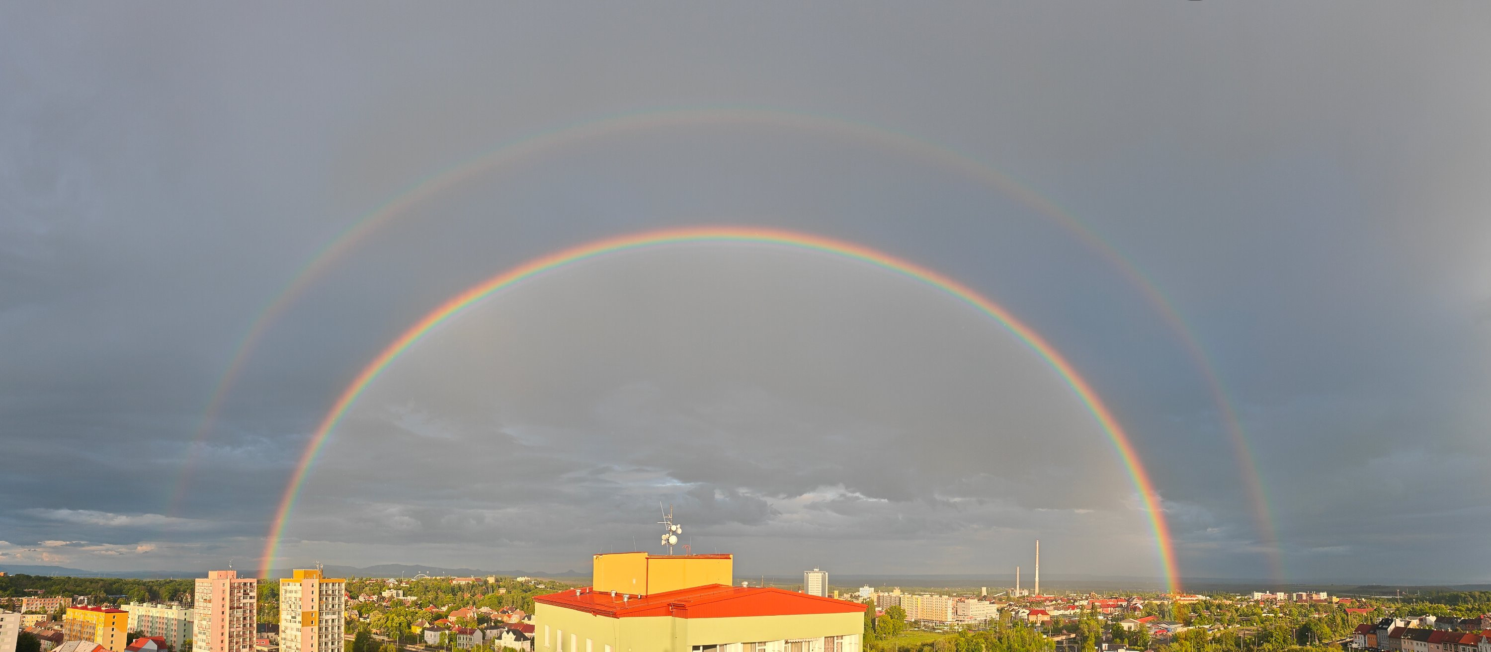 Krásná dvojitá duha nad Chomuvem
