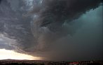 Shelf cloud a dešťová clona