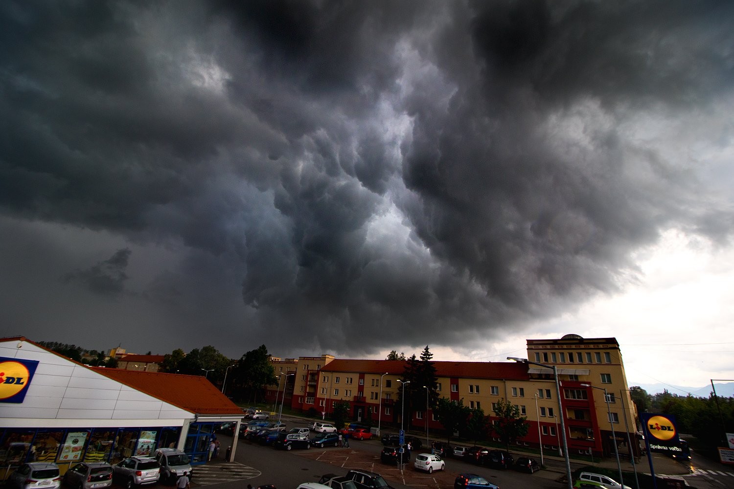 Shelf cloud