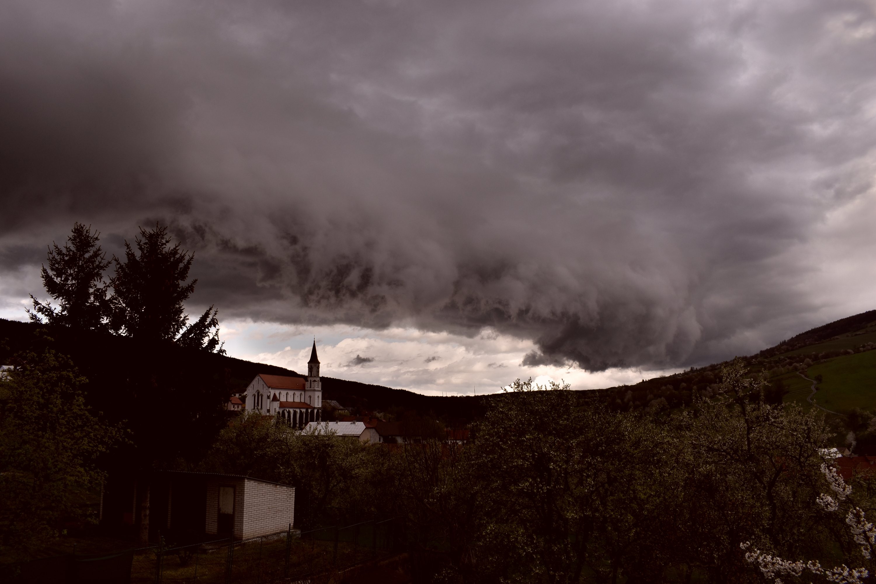 Shelf cloud nad Bílými Karpatami