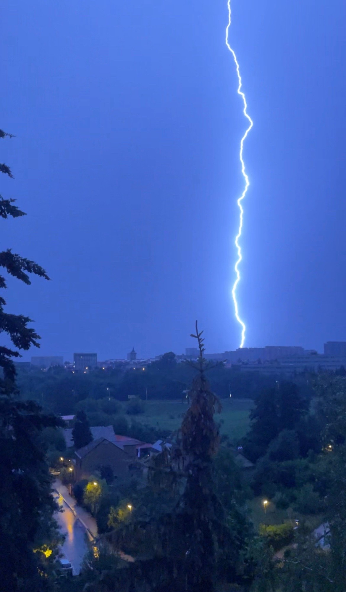 Lokální bouřka nad Prahou 