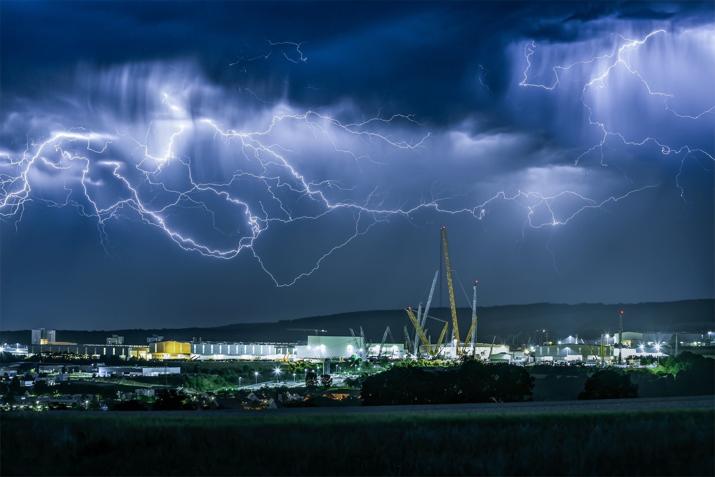 Bouře nad fabrikou Liebherr 