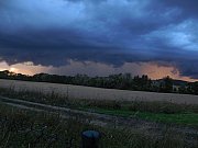 Silná bouřka se schelf cloudem