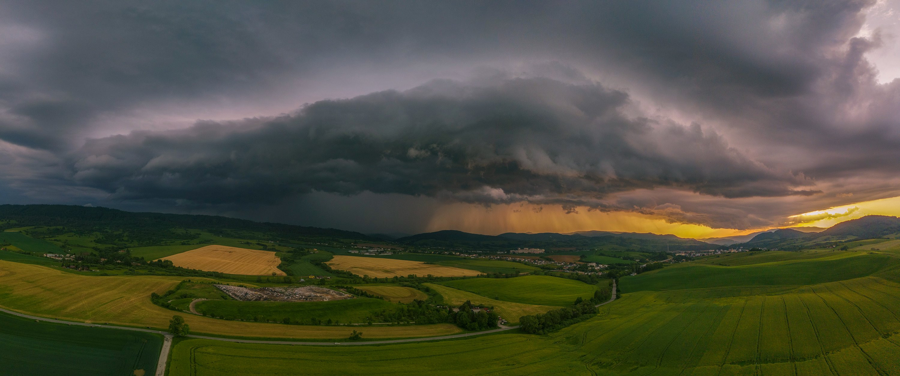 Jarná búrka a mohutný shelf cloud
