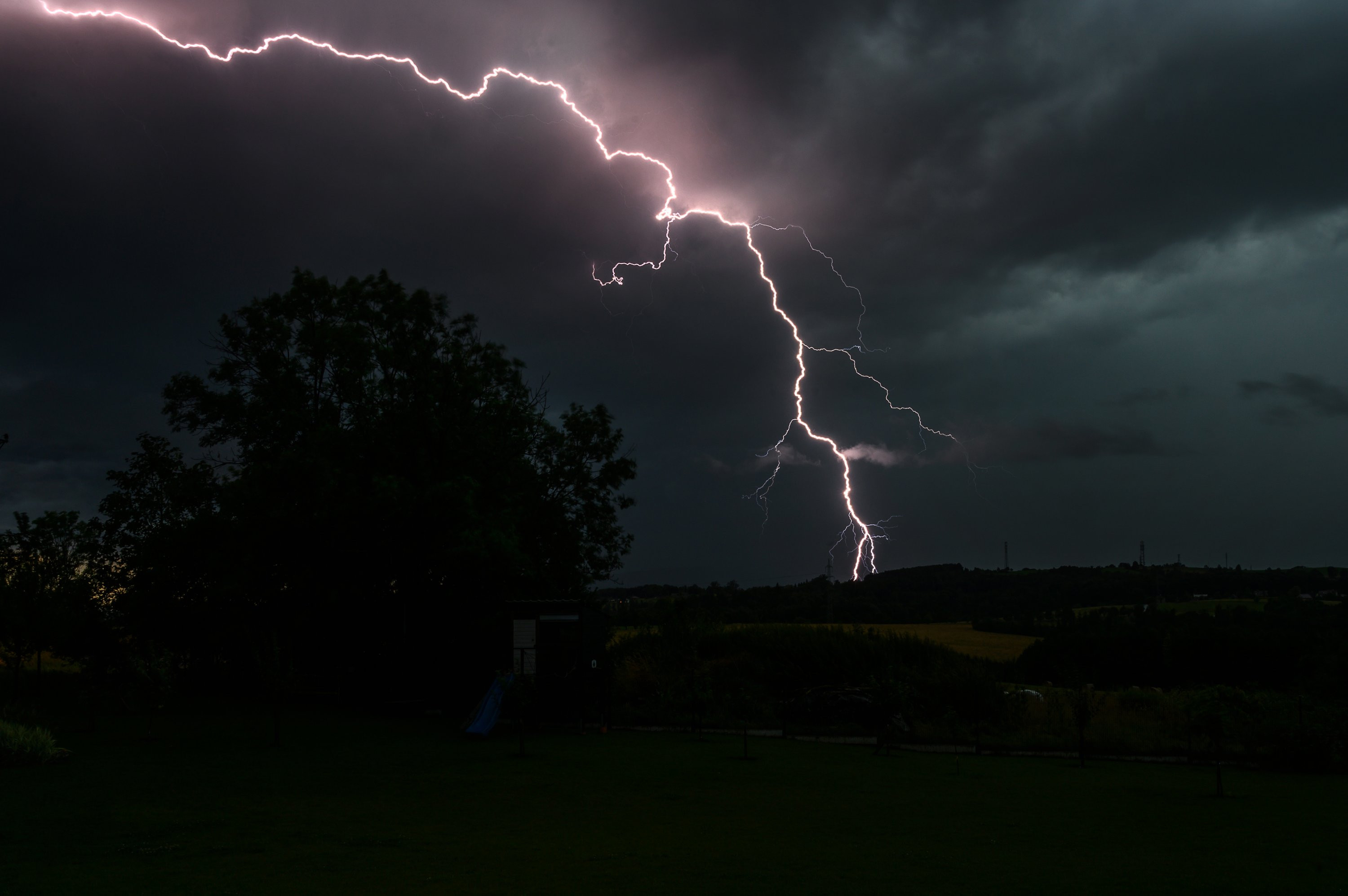 Blesk a strom
