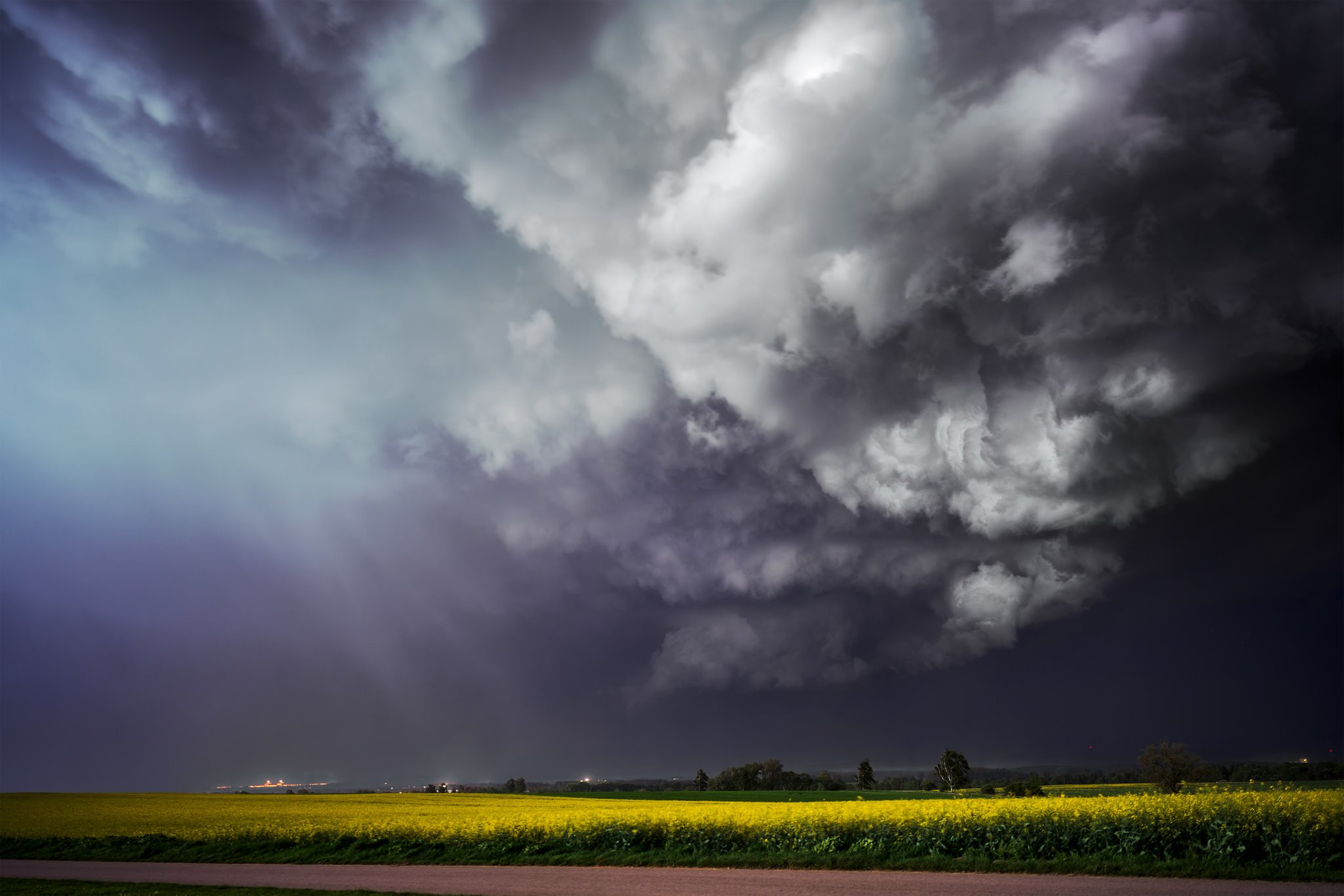 Shelf cloud osvícený bleskem
