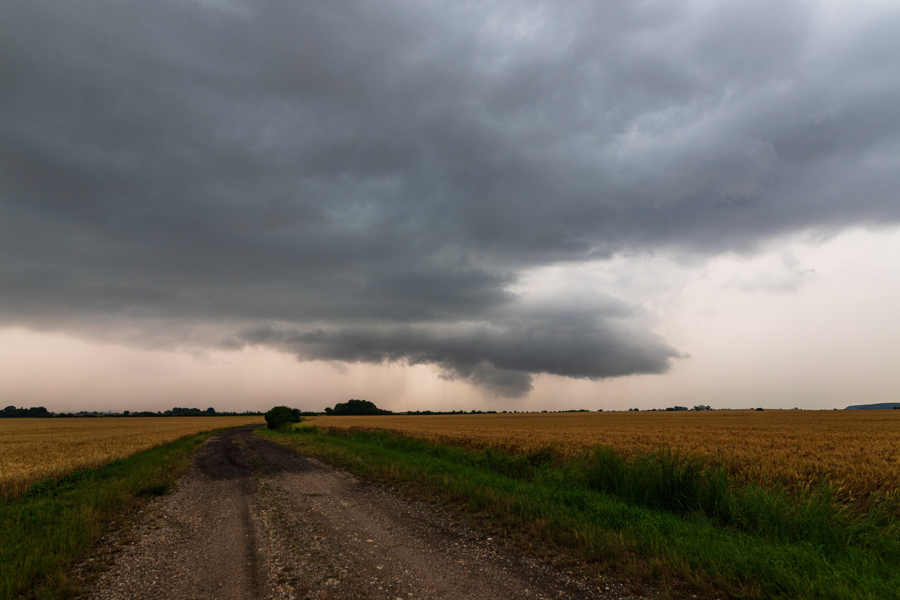 Wall cloud na slabé supercele