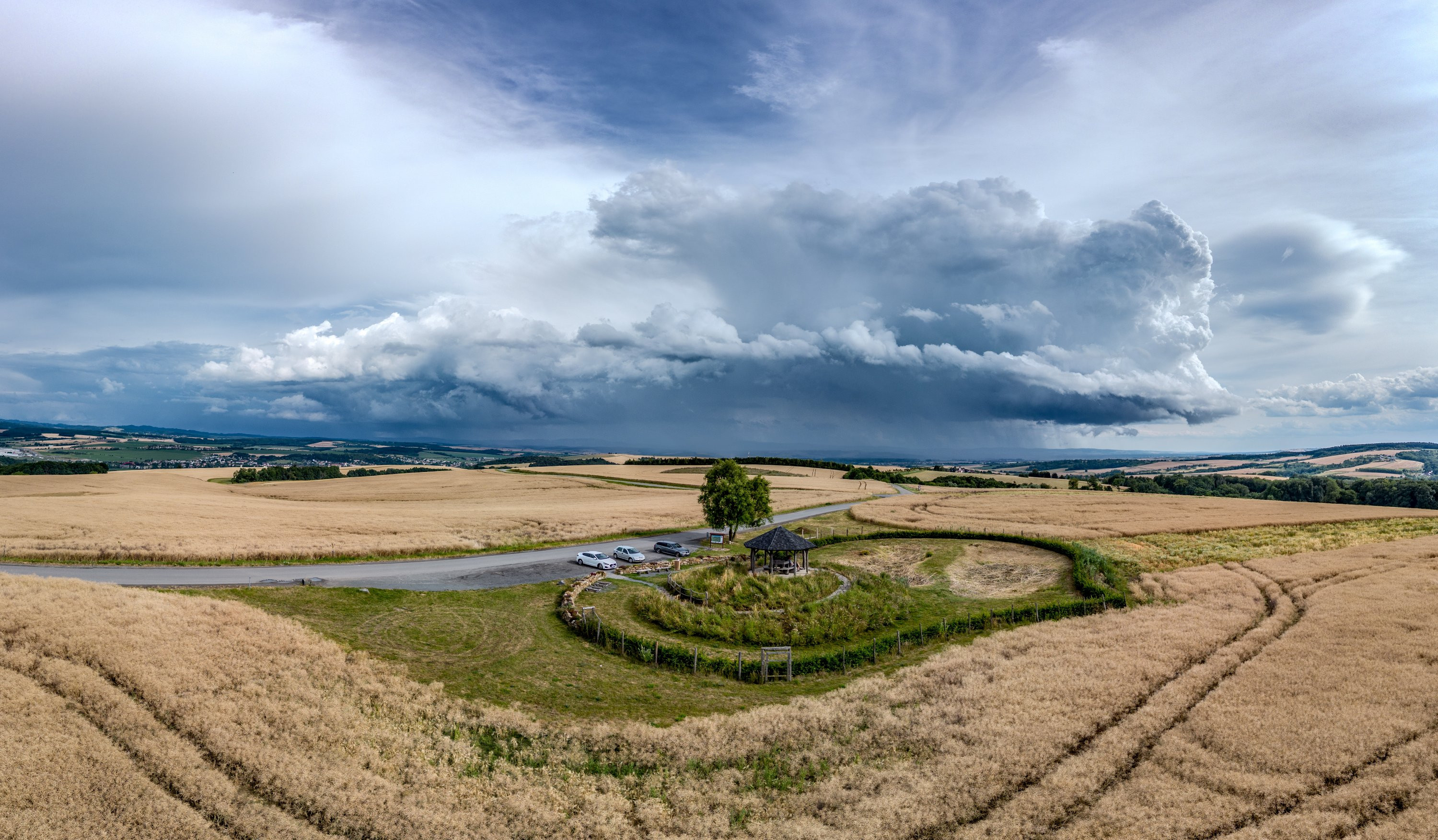 Bouřková buňka nad vyhlídkou Šárka