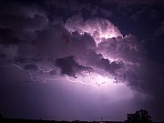 Cumulonimbus osvícený bleskem 