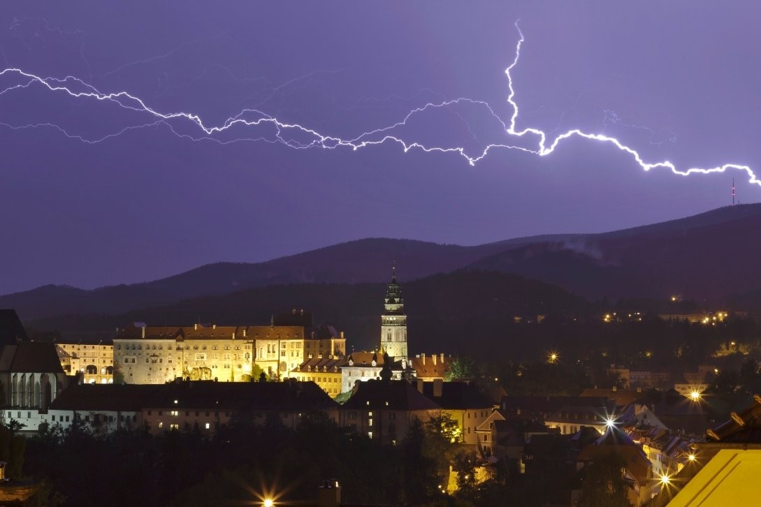 Blesk nad zámkem Český Krumlov