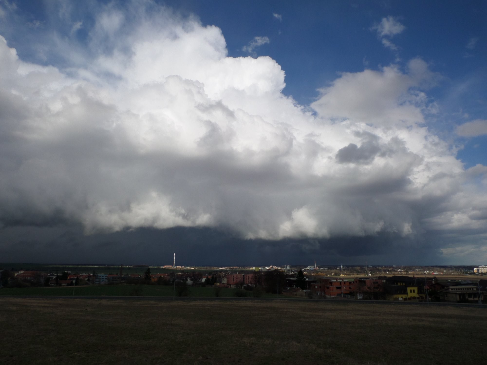 Shelf cloud na zimní bouřce
