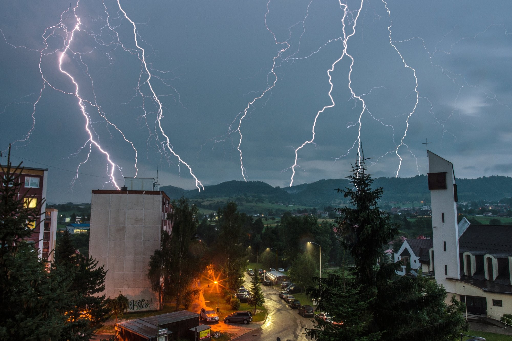 CG blesky nad sídliskom
