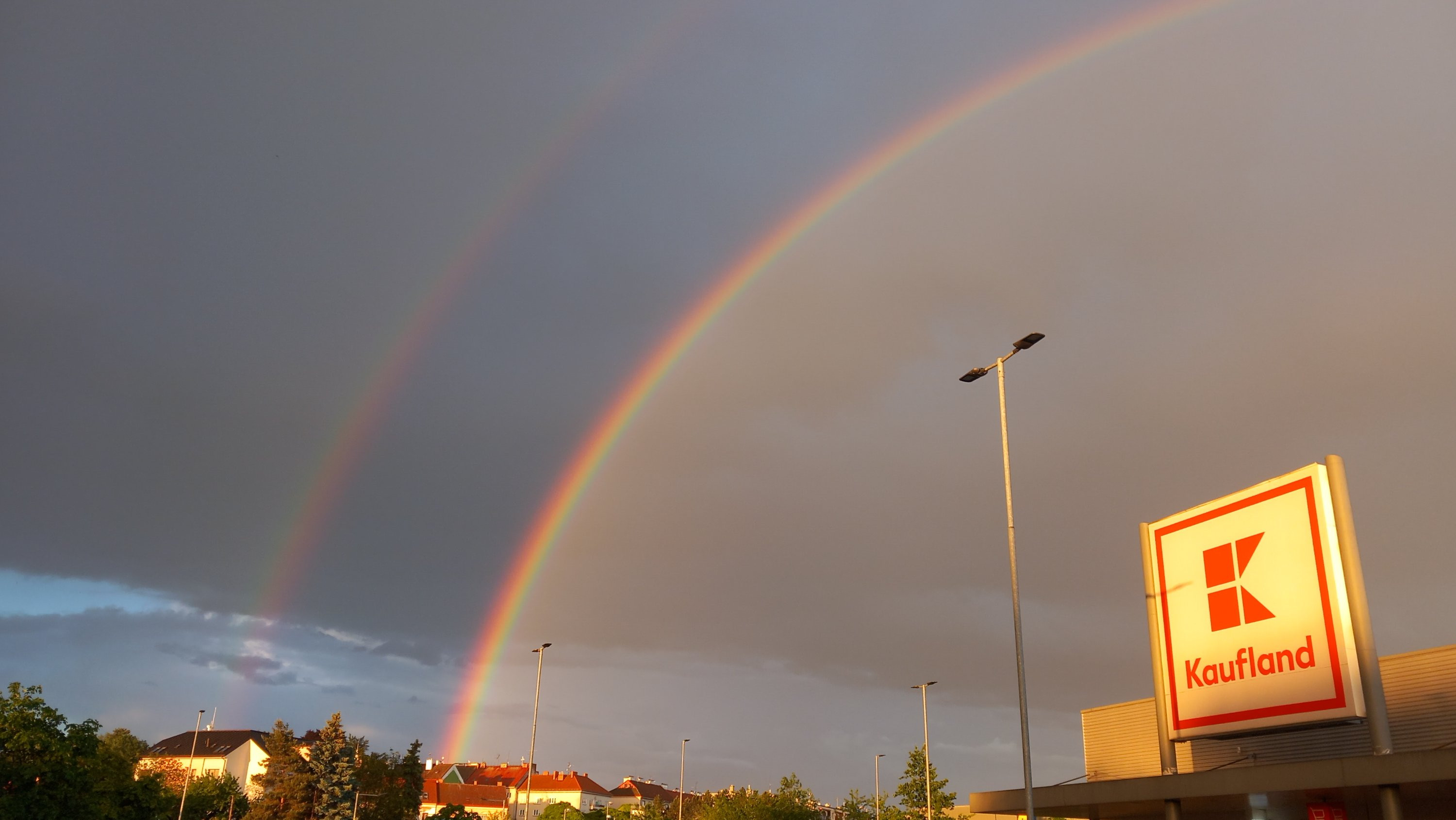 Duha nad obchodem