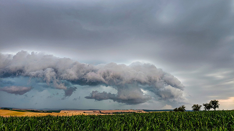 Shelf cloud