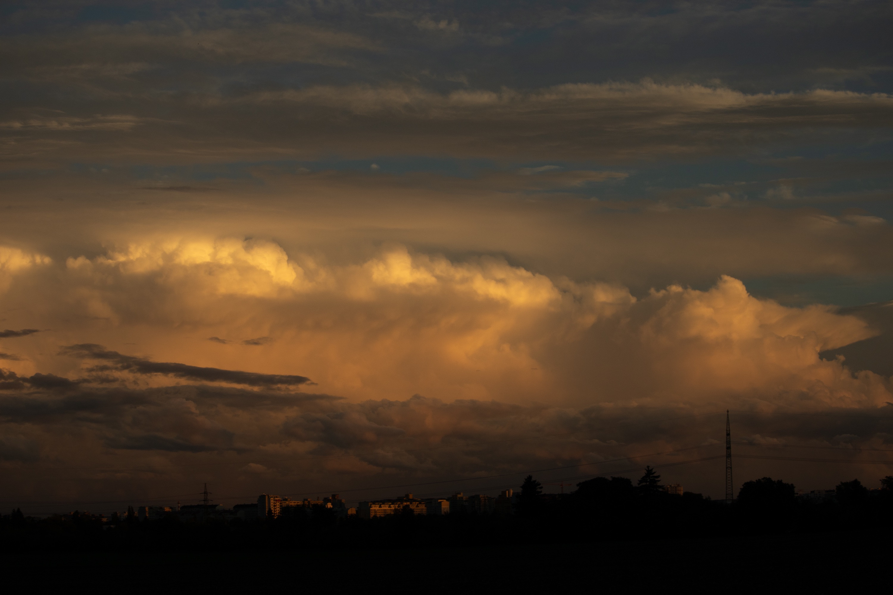 Cumulonimbus Capillatus a Pileus
