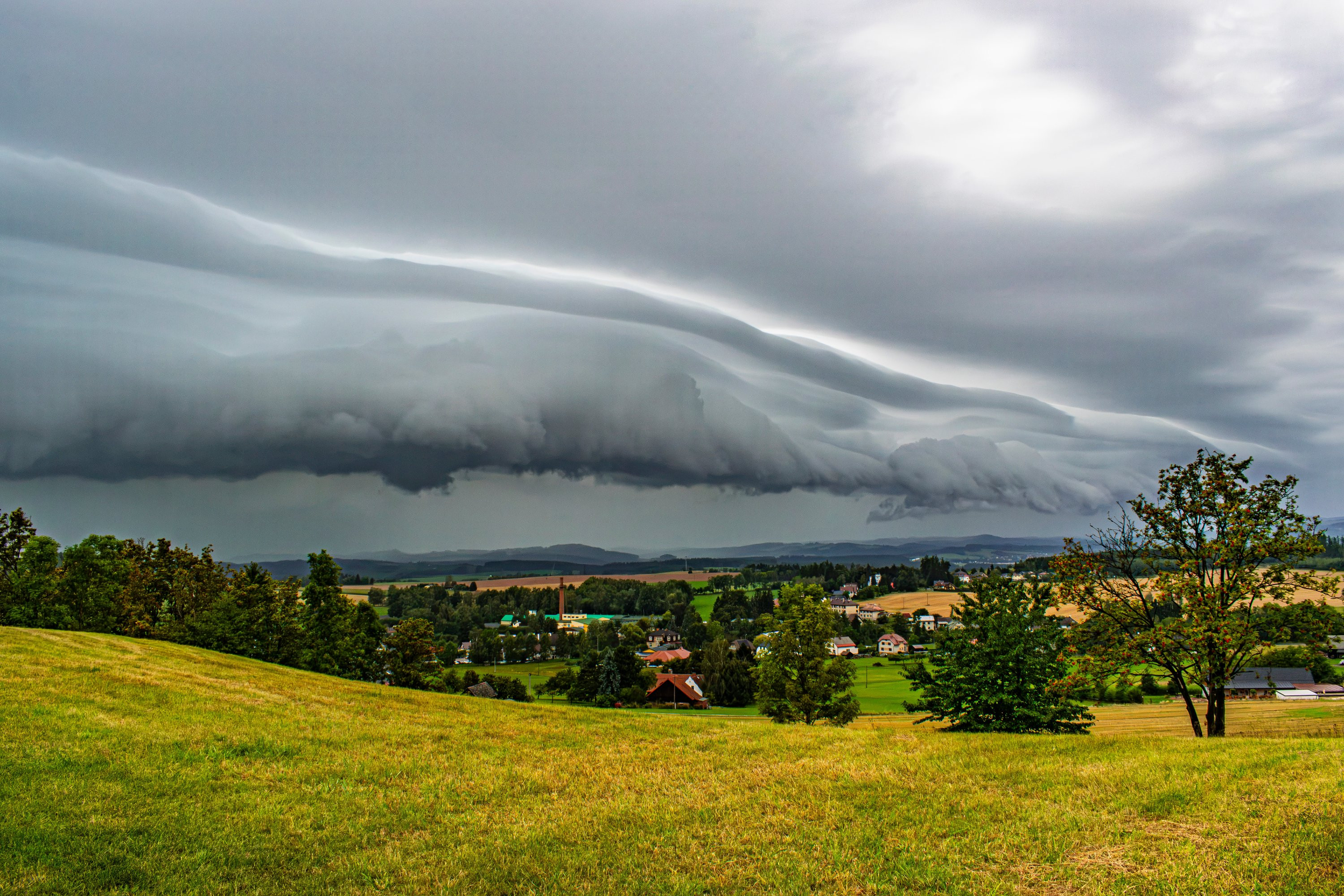 Shelf cloud v Podkrkonoší