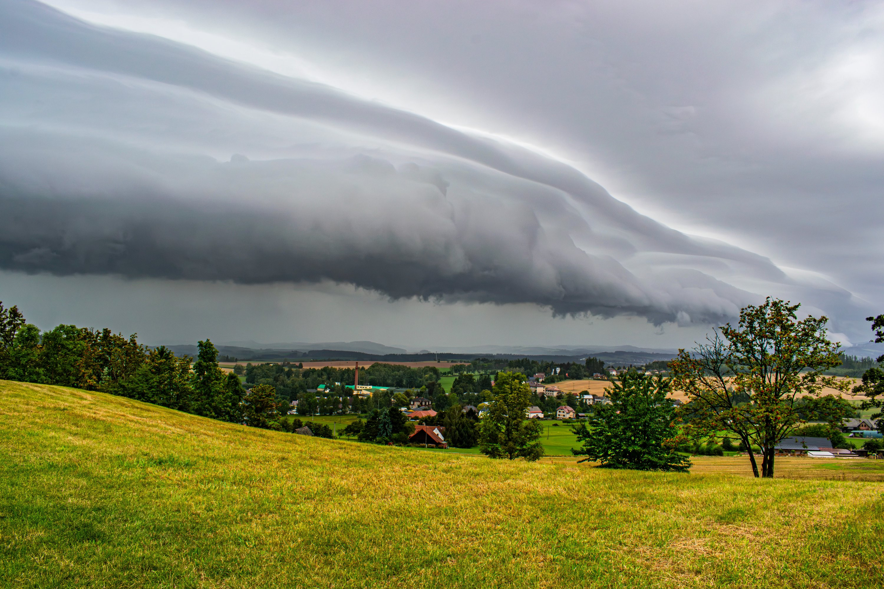 Shelf cloud v Podkrkonoší