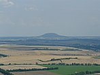Výhled na horu Říp z hradu Házmburk