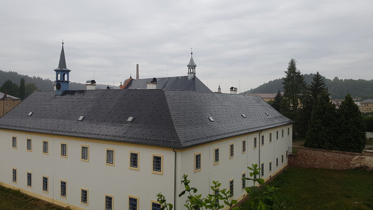 Hostinné